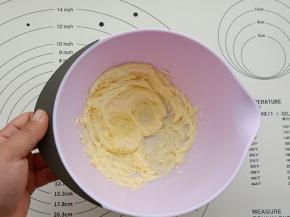 用电动打蛋器打至稍微变白。