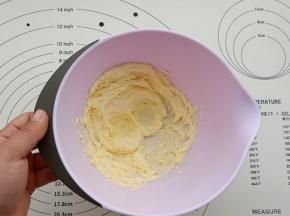 用电动打蛋器打至稍微变白。
