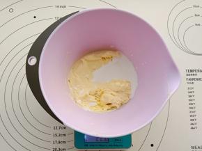 加入牛奶，继续用电动打蛋器打均匀。