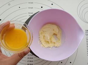 分三次加入蛋黄液，每次打均后再加入下一次。