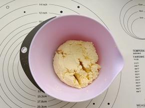 用刮刀切片至无干粉。