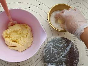 另取一个小碗倒入适量椰蓉。取8克面团搓圆，然后在椰蓉里滚一圈，均匀的粘上一层椰蓉。