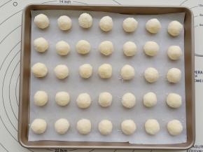 均匀的摆在烤盘上。