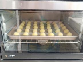 烤箱160度预热10分钟后放入，150-160度之间烤15分钟，表面微黄即可。