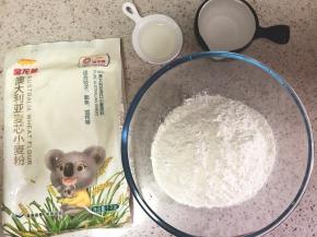 2.准备面粉150克，水75克油8克