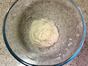 3.混合揉成面团，直至没有干粉，现在面团有些粗糙，先盖保鲜膜醒面15分钟