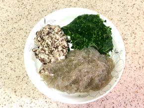 5.把菠菜和蘑菇都焯水，挤干水分，剁碎，粉条提前1个小时浸泡，然后煮10分钟，捞出来剁碎