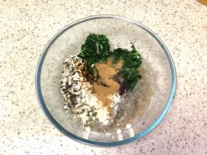 6.把菠菜香菇和粉条碎放入盆中，放耗油1勺，十三香1勺，生抽1勺，香油1勺，鸡精1勺，由于很多调料都带咸味，就不额外放盐了，口重可以少加些盐