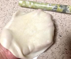 9.分成大约30克一个面团，擀成薄片