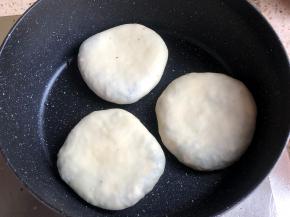 12.收口朝下，稍微按扁，锅底少刷些油，小火慢烙