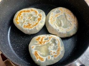 13.定期翻面，两面金黄就差不多可以出锅了
