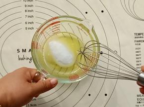蛋清与细砂糖混合，用手动打蛋器搅拌均匀至糖融化。