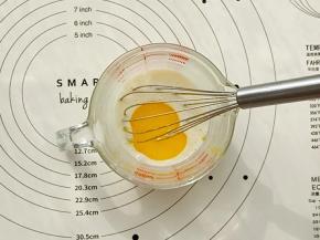 加入之前融化好的黄油搅拌均匀。