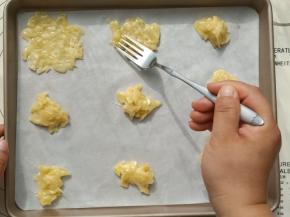 第二天从冰箱取出来，取10克一份放在烤盘上，然后用叉子沾点水将面糊摊平。