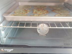 放进预热好的烤箱中150-160度烤15分钟左右，具体看上色情况。出炉后取出，