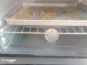 放进预热好的烤箱中150-160度烤15分钟左右，具体看上色情况。出炉后取出，
