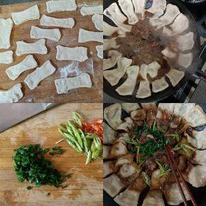 把小剂子挨个抻成如图形状，待鸡肉炖煮到差不多20分钟时，把小油卷挨个底部粘点水然后贴在锅边上，尾巴泡在汤里就好，盖锅盖再炖十五分钟。如果汤觉得少了要加开水。青红椒切丝，香葱或者青蒜切末。炖煮好以后关火放入青红椒和青蒜末。