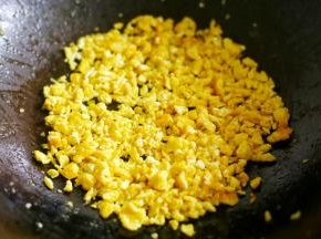 鸡蛋打散下油锅煎熟用锅铲铲成碎末。