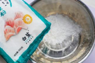 将100g虾饺粉加入碗中。