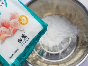 将100g虾饺粉加入碗中。