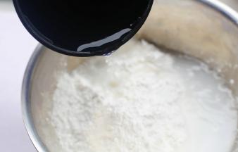 加200g开水烫熟，再加入150g虾饺粉混合均匀。