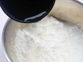 加200g开水烫熟，再加入150g虾饺粉混合均匀。