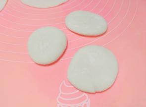 用擀面杖压成皮。