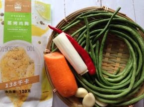 准备食材，太阳谷藤椒鸡胸肉自然解冻