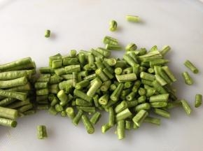 豇豆角洗净切成小丁。豇豆角的吃法很多，可蒸、炒、焖、干煸、红烧等