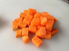 胡萝卜去皮切成小丁