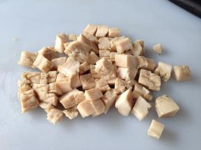 藤椒鸡胸肉切成小丁，今天用的这个不是普通的鸡胸肉，是经过调味的半成品