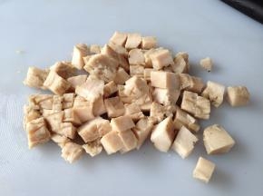 藤椒鸡胸肉切成小丁，今天用的这个不是普通的鸡胸肉，是经过调味的半成品