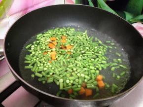 炒锅加水、加盐烧开，倒入胡萝卜丁和豇豆丁大火焯水至断生捞出备用，不要焯水时间长了，有脆脆的口感才好吃