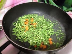 炒锅加水、加盐烧开，倒入胡萝卜丁和豇豆丁大火焯水至断生捞出备用，不要焯水时间长了，有脆脆的口感才好吃
