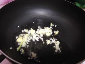 炒锅先烧热后再倒入少量的，把蒜片、葱末炒出香味