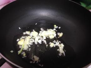 炒锅先烧热后再倒入少量的，把蒜片、葱末炒出香味