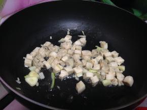 倒入鸡肉丁、烹少许料酒去腥提鲜，然后炒匀