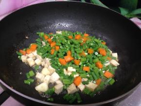 倒入蔬菜丁大火快速翻炒均匀，大火快炒可以保持菜肴的营养和口感