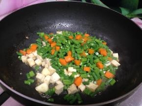 倒入蔬菜丁大火快速翻炒均匀，大火快炒可以保持菜肴的营养和口感