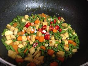 最后加入生抽、糖调味，加入适量水淀粉勾芡即可出锅，炒菜勾芡，可以使作料附着在菜品上，吃起来细滑、入味、口感也好