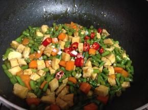 最后加入生抽、糖调味，加入适量水淀粉勾芡即可出锅，炒菜勾芡，可以使作料附着在菜品上，吃起来细滑、入味、口感也好