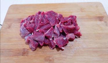 牛肉洗干净后切小块。