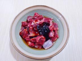 切好的牛肉粒加入器具中，加入料酒，蚝油。