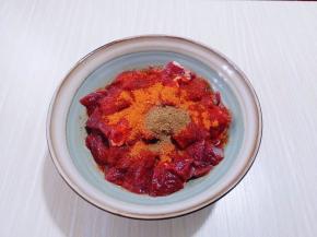 再加入生抽，烤肉料，五香粉。