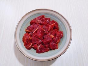 戴上食品手套抓拌均匀，腌制30分钟以上。