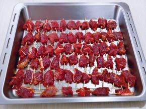 腌制好的牛肉，用牙签串起来。(牙签提前洗干净。再用温水泡一下)