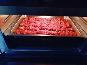 入烤箱中层，200度烤10分钟。