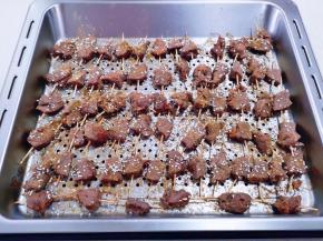 10分钟后取出烤盘，撒上孜然粉，白芝麻，再次入烤箱200度烤5分钟即可。