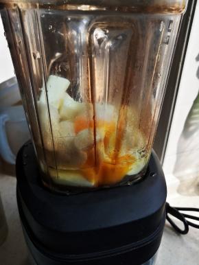 加鸡蛋和白糖放破壁机搅至蓬松