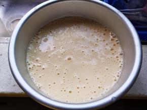 倒入铺有油纸或油布的6寸活底模